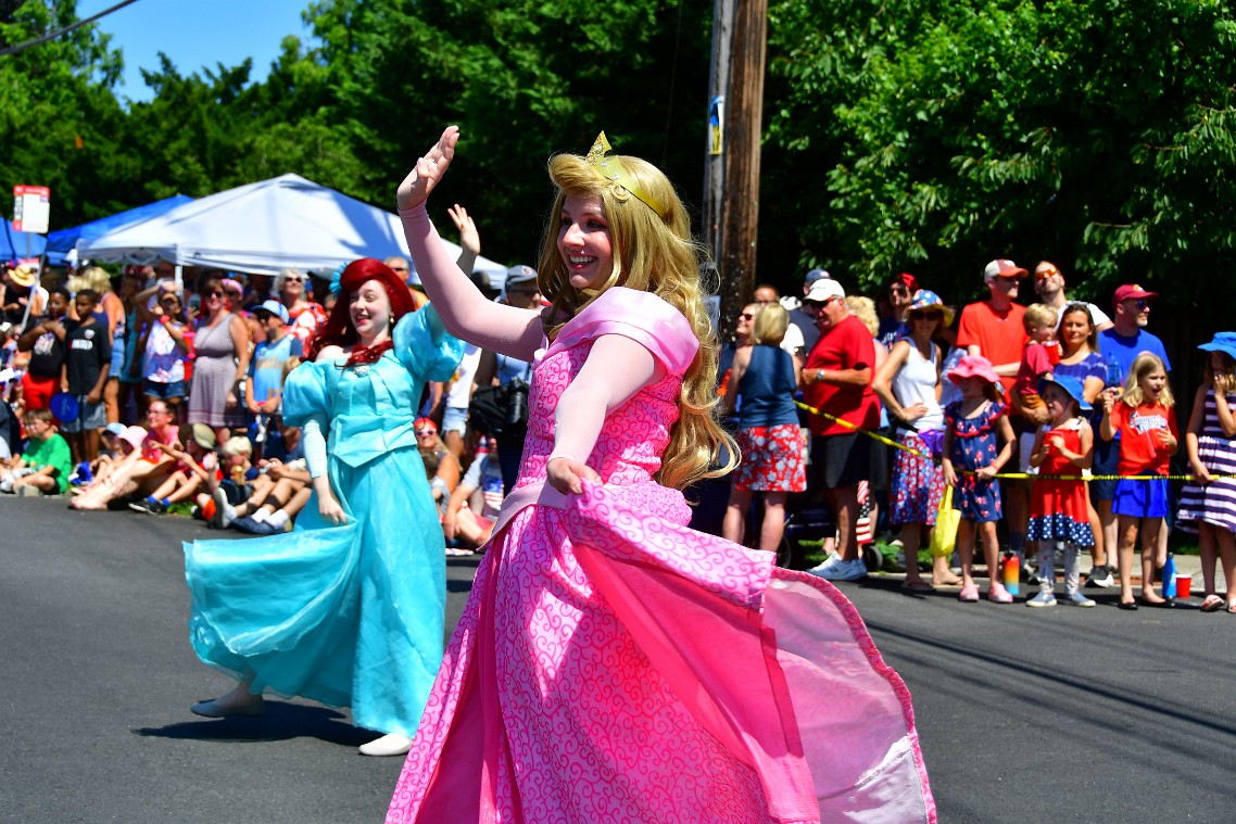Princesses Greeting Their Fans
